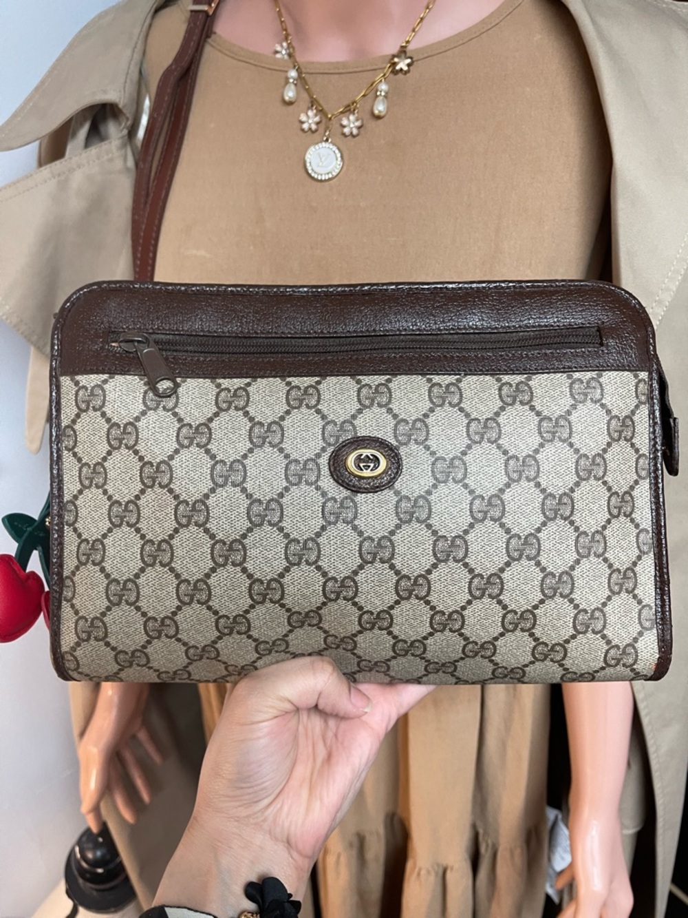 Authentic Gucci vintage Gucci GG canvas crossbody bag 97.01.037 - Picture 3 of 15